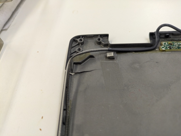 カバーの修復で瞬間接着剤ではダメでした